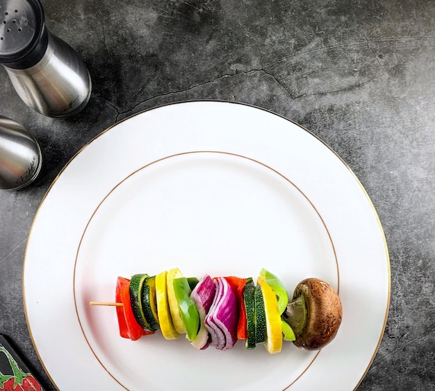 Tanier s moderným jedlom